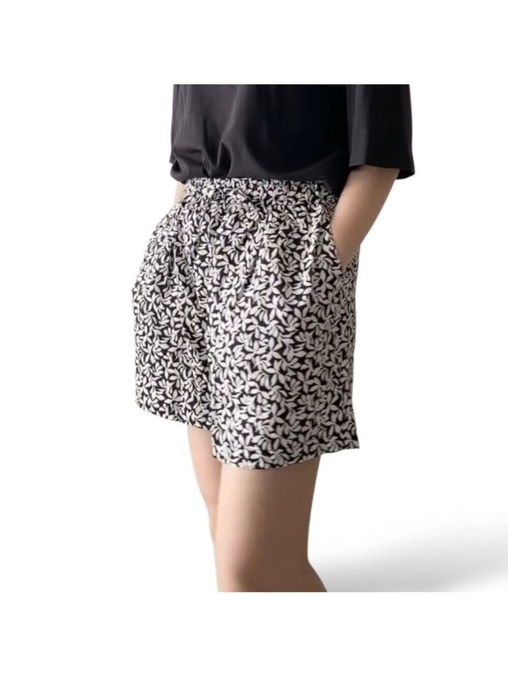 UNIQLO AIRISM Black & White Print Shorts Elasticized and Drawstring Waist Sz XL